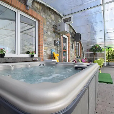 בית נופש Pleasant Holiday With Sauna And Jacuzzi In Courtil